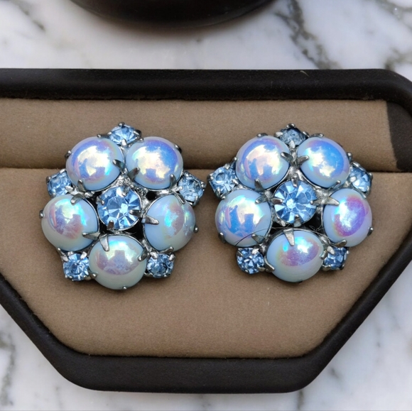 Vintage Jewelry - Vintage 1950s blue rhinestone flower earrings
